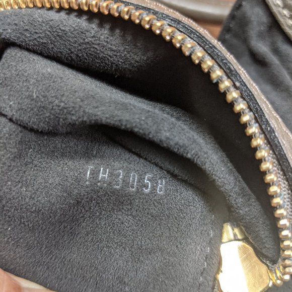 Auth Louis Vuitton taupe Mahina Leather - Picture 12 of 12